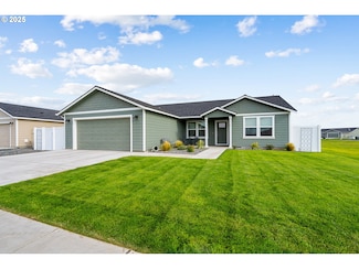 400 SW Goldfinch Ln, Boardman, OR 97818