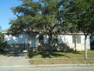 324 Mesquite St, Sinton, TX 78387