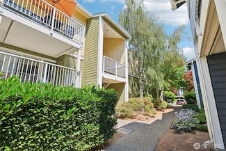 300 N 130th St Unit 8302, Seattle, WA 98133