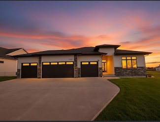 17418 N Valley Dr, Waukee, IA 50263