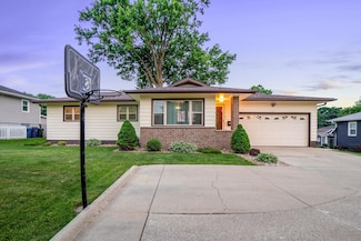 1152 E Ridgeway Ave, Waterloo, IA 50702