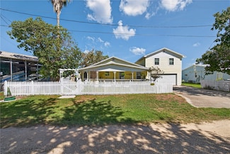 107 Lakefield Dr E, Mathis, TX 78368