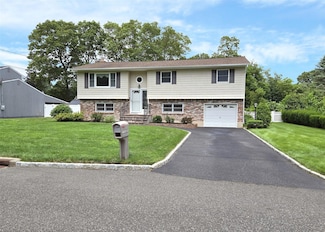 27 Donald St, Holbrook, NY 11741
