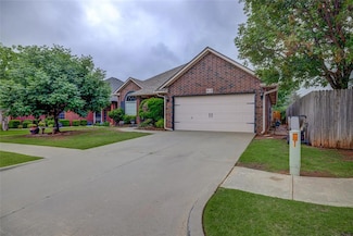 913 Elm Creek Dr, Moore, OK 73160