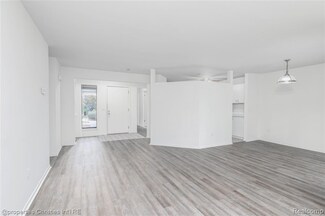 6600 Ridgefield Cir, West Bloomfield, MI 48322