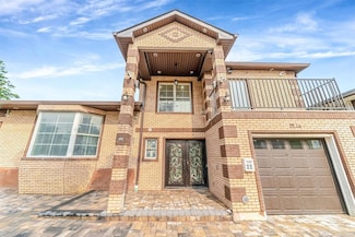 22 Solar Ln, Albertson, NY 11507