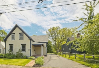 34 Holmes St, Rockland, ME 04841