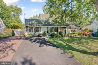 32 Islet Rd, Levittown, PA 19057