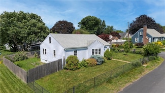 98 Haskins Ave, Tiverton, RI 02878