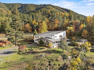 827 Summit Loop, Grants Pass, OR 97527