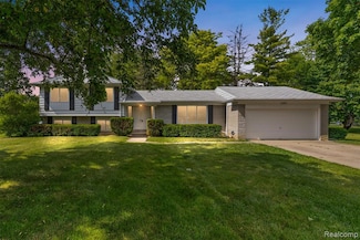 1483 Huntley Dr, Grand Blanc, MI 48439
