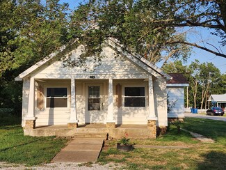 1432 Sophia St, Carthage, MO 64836