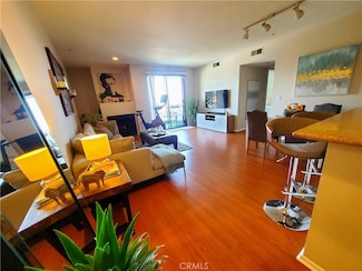 7070 Hawthorn Ave, Los Angeles, CA 90028