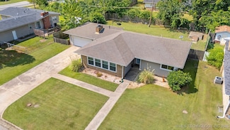 805 SE 11th St, Pryor, OK 74361