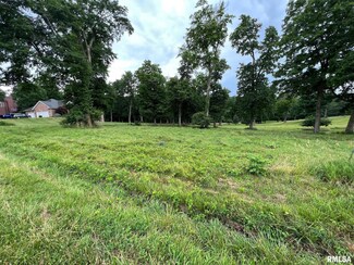 4 Governors Dr, Elkhart, IL 62634