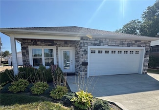 6363 Lockhaven Dr, Brook Park, OH 44142