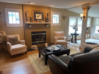 1823 W Shore Dr, Delafield, WI 53018