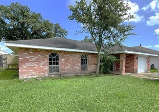 321 Lassalle Dr, New Orleans, LA 70123