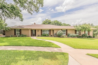 11 Country Club Ct, Pantego, TX 76013