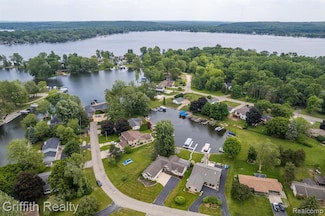 1158 Camelot Dr, Pinckney, MI 48169