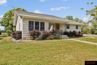 1128 1128 Willow Dr, St. Peter, MN 56082