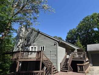9726 S Harbour Pointe Dr, Bloomington, IN 47401