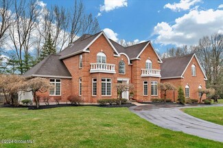 4 Shalimar Ct, Albany, NY 12211