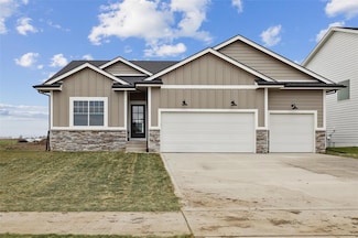 4640 179th St, Urbandale, IA 50323
