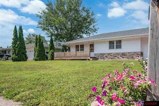 320 S Waterville Ave, Le Center, MN 56057