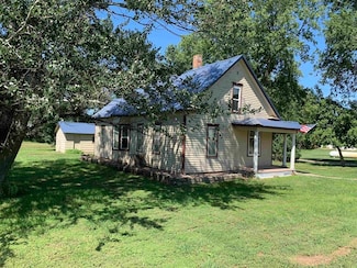 109 E 7th St, Wynot, NE 68792