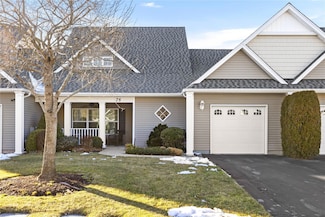 75 Stoneleigh Dr, Riverhead, NY 11901