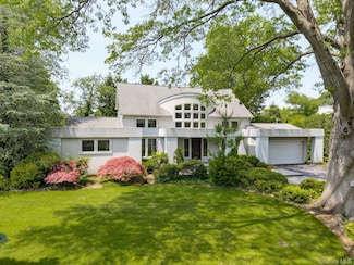 16 Polo Field Ln, Great Neck, NY 11020