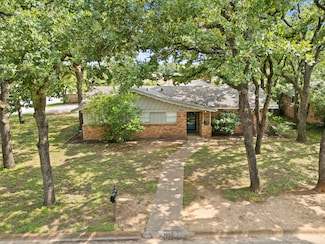 521 Brookview Dr, Hurst, TX 76054