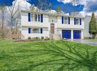 240 Greengage Cir, East Amherst, NY 14051