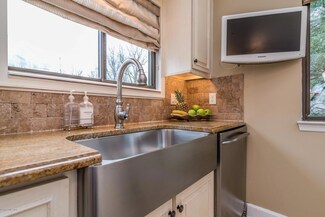 202 Rowayton Woods Dr, Norwalk, CT 06854