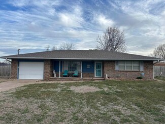 216 Norwood Ct, Watonga, OK 73772