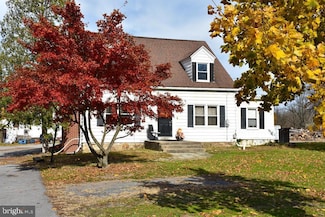 121 Country Club Ln, Mill Hall, PA 17751