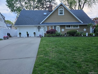 52 Mist Ln, Westbury, NY 11590