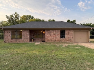 951 Van Zandt St, Paris, TX 75460