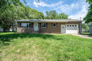 105 E 9th St, Delavan, IL 61734