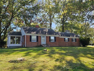 200 W Kinkead Rd, Hillsboro, IL 62049