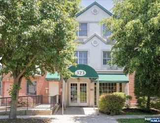 323 Willow St Unit 2J, Teaneck, NJ 07666