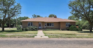521 Grant St, Quinter, KS 67752