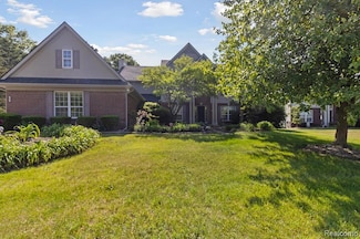 785 Akehurst Ln, White Lake, MI 48386