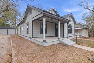 406 Hubbard St, Yoakum, TX 77995