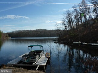 106 Lakeside Ct, Cross Junction, VA 22625