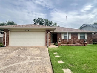 1329 NE 20th Place, Moore, OK 73160