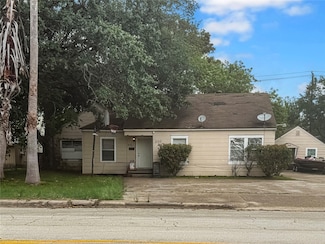 210 Park St, Baytown, TX 77520