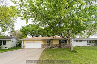 1740 Idlewood Ln, Grand Island, NE 68803