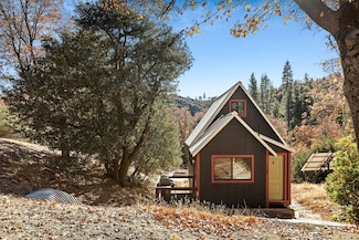 729 Eucalyptus Rd, Cedar Glen, CA 92321